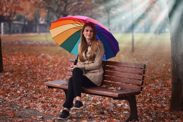 Junges Schönes Mädchen Sitzt Auf Der Bank Herbst Park Mit — Stockfoto