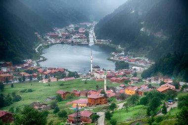 Uzungol göl manzarası (Uzun Göl) Trabzon 'daki dağ ve göl manzarası. Turistler için popüler yaz mevsimi.