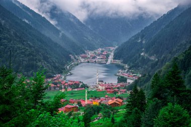 Uzungol göl manzarası (Uzun Göl) Trabzon 'daki dağ ve göl manzarası. Turistler için popüler yaz mevsimi.