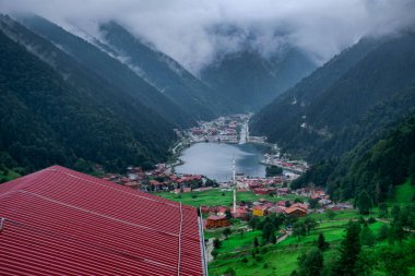 Uzungol göl manzarası (Uzun Göl) Trabzon 'daki dağ ve göl manzarası. Turistler için popüler yaz mevsimi.