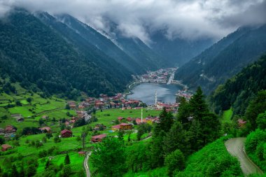 Uzungol göl manzarası (Uzun Göl) Trabzon 'daki dağ ve göl manzarası. Turistler için popüler yaz mevsimi.