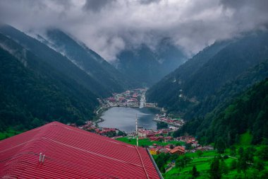 Uzungol göl manzarası (Uzun Göl) Trabzon 'daki dağ ve göl manzarası. Turistler için popüler yaz mevsimi.