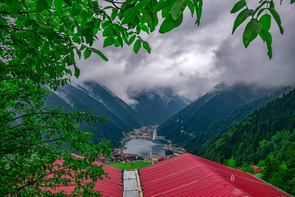 Uzungol (Uzun Göl): Türkiye 'nin en güzel turistik yerlerinden biri. Trabzon, Türkiye 'de alabalık gölü ve küçük bir köyü olan dağ vadisi. Turistler için popüler yaz mevsimi.