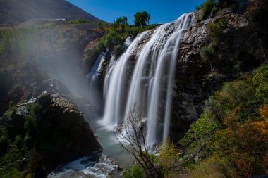 Kuru ağacın arkasındaki Tortum şelalesi. Tortum Şelalesinin Tortum, Erzurum, Türkiye 'deki peyzaj manzarası