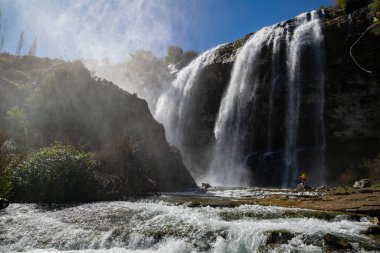Türkiye 'deki Tortum Şelalesi' ne bakan maceraperest. Türkiye 'deki Tortum şelalesinde dinlenen sarı ceketli bir turist. Türkiye 'nin Erzurum kentindeki Tortum Şelalesinin manzara görüntüsü
