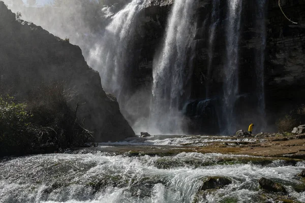 Człowiek Walczący Wielkim Wodospadem Tortum Poznaj Piękno Świata Dziką Przyrodę — Zdjęcie stockowe