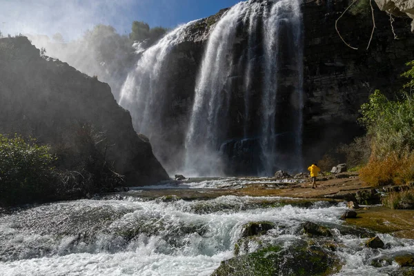 Człowiek Walczący Wielkim Wodospadem Tortum Poznaj Piękno Świata Dziką Przyrodę — Zdjęcie stockowe