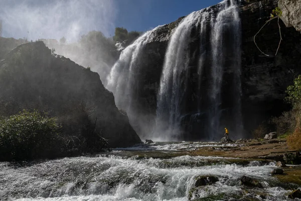 Człowiek Przygód Patrzący Wodospad Tortum Turcji Turysta Żółtej Kurtce Relaksujący — Zdjęcie stockowe