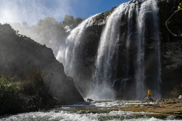 Człowiek Przygód Patrzący Wodospad Tortum Turcji Turysta Żółtej Kurtce Relaksujący — Zdjęcie stockowe