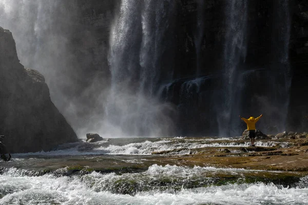 Turysta Żółtej Kurtce Relaksujący Się Przy Wodospadzie Tortum Turcji Młody — Zdjęcie stockowe
