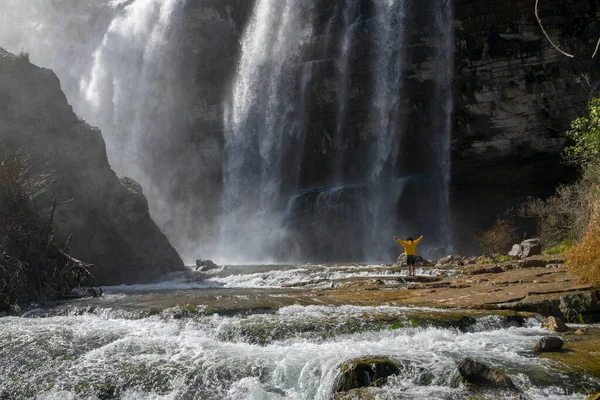 Turysta Żółtej Kurtce Relaksujący Się Przy Wodospadzie Tortum Turcji Młody — Zdjęcie stockowe
