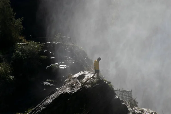 Człowiek Stojący Skale Pobliżu Wielkiego Wodospadu Poznaj Piękno Świata Dziką — Zdjęcie stockowe