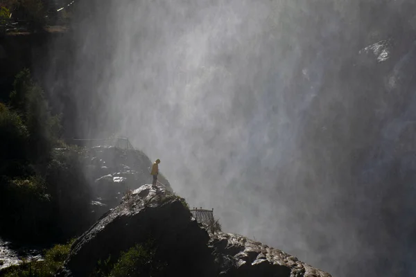 Człowiek Stojący Skale Pobliżu Wielkiego Wodospadu Poznaj Piękno Świata Dziką — Zdjęcie stockowe