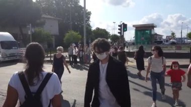 26 Haziran 2020 Kadky: Kadky, Stanbu 'da trafik ışığı kavşağından geçen insanların yoğun sahnesi