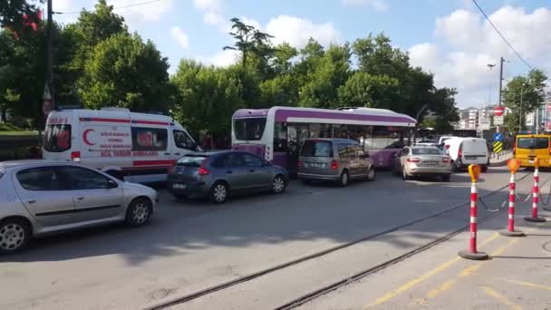 Kadky Estambul Junio 2020 Una Ambulancia Está Moviendo Largo Una — Vídeo de stock