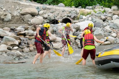 Rize, TURKEY - 30 Temmuz 2016: Gün batımında veya gün doğumunda rafting yaptıktan sonra kutlama yapan mutlu insanlar grubu.