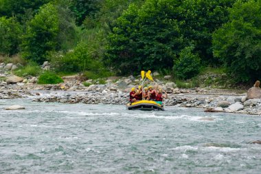 30 Temmuz 2016 'da Türkiye' nin Amlhemin kentinde Frtna Nehri 'nin akıntılarında rafting. Frtna Nehri Türkiye 'nin en popüler kirişlerinden biri.