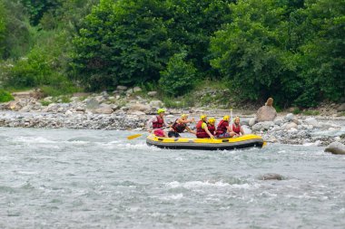 30 Temmuz 2016 'da Türkiye' nin Amlhemin kentinde Frtna Nehri 'nin akıntılarında rafting. Frtna Nehri Türkiye 'nin en popüler kirişlerinden biri.