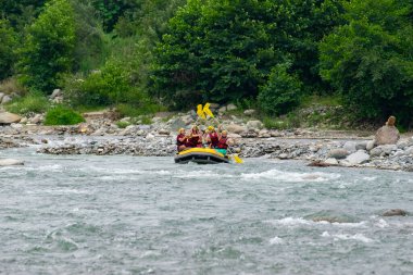 30 Temmuz 2016 'da Türkiye' nin Amlhemin kentinde Frtna Nehri 'nin akıntılarında rafting. Frtna Nehri Türkiye 'nin en popüler kirişlerinden biri.