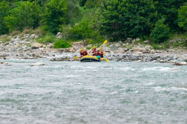 30 Temmuz 2016 'da Türkiye' nin Amlhemin kentinde Frtna Nehri 'nin akıntılarında rafting. Frtna Nehri Türkiye 'nin en popüler kirişlerinden biri.