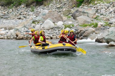 30 Temmuz 2016 'da Türkiye' nin Amlhemin kentinde Frtna Nehri 'nin akıntılarında rafting. Frtna Nehri Türkiye 'nin en popüler kirişlerinden biri.