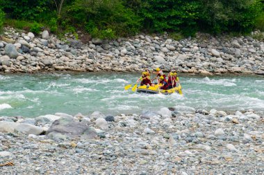 30 Temmuz 2016 'da Türkiye' nin Amlhemin kentinde Frtna Nehri 'nin akıntılarında rafting. Frtna Nehri Türkiye 'nin en popüler kirişlerinden biri.