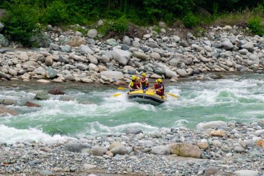30 Temmuz 2016 'da Türkiye' nin Amlhemin kentinde Frtna Nehri 'nin akıntılarında rafting. Frtna Nehri Türkiye 'nin en popüler kirişlerinden biri.