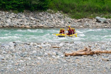 30 Temmuz 2016 'da Türkiye' nin Amlhemin kentinde Frtna Nehri 'nin akıntılarında rafting. Frtna Nehri Türkiye 'nin en popüler kirişlerinden biri.