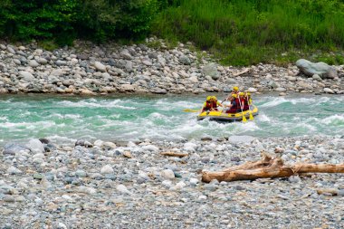 30 Temmuz 2016 'da Türkiye' nin Amlhemin kentinde Frtna Nehri 'nin akıntılarında rafting. Frtna Nehri Türkiye 'nin en popüler kirişlerinden biri.