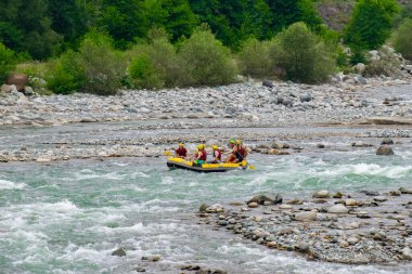 30 Temmuz 2016 'da Türkiye' nin Amlhemin kentinde Frtna Nehri 'nin akıntılarında rafting. Frtna Nehri Türkiye 'nin en popüler kirişlerinden biri.