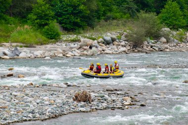 30 Temmuz 2016 'da Türkiye' nin Amlhemin kentinde Frtna Nehri 'nin akıntılarında rafting. Frtna Nehri Türkiye 'nin en popüler kirişlerinden biri.