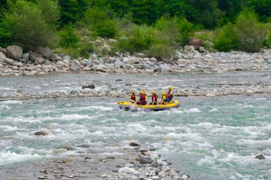 30 Temmuz 2016 'da Türkiye' nin Amlhemin kentinde Frtna Nehri 'nin akıntılarında rafting. Frtna Nehri Türkiye 'nin en popüler kirişlerinden biri.
