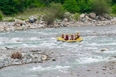30 Temmuz 2016 'da Türkiye' nin Amlhemin kentinde Frtna Nehri 'nin akıntılarında rafting. Frtna Nehri Türkiye 'nin en popüler kirişlerinden biri.