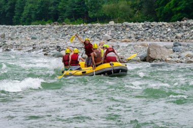 30 Temmuz 2016 'da Türkiye' nin Amlhemin kentinde Frtna Nehri 'nin akıntılarında rafting. Frtna Nehri Türkiye 'nin en popüler kirişlerinden biri.