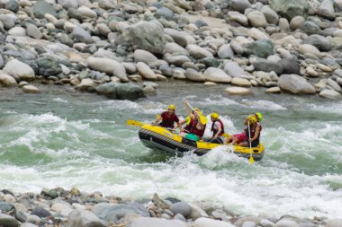 Kaba bir akıntıda rafting yaparken kayıktaki insan grupları, Türkiye 'nin Rize kentinde bir dağ nehrinde akın ediyor.