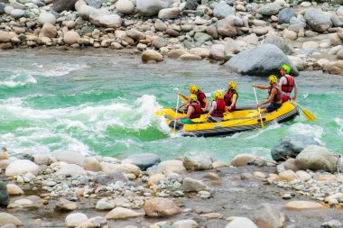 Kaba bir akıntıda rafting yaparken kayıktaki insan grupları, Türkiye 'nin Rize kentinde bir dağ nehrinde akın ediyor.