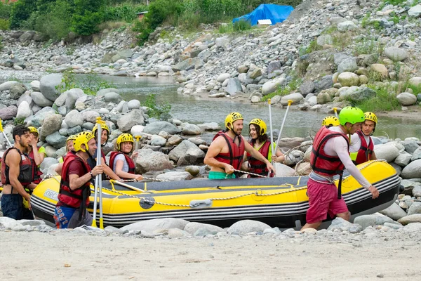 Rize, TURKEY - 30 Temmuz 2016: Gün batımında veya gün doğumunda rafting yaptıktan sonra kutlama yapan mutlu insanlar grubu.
