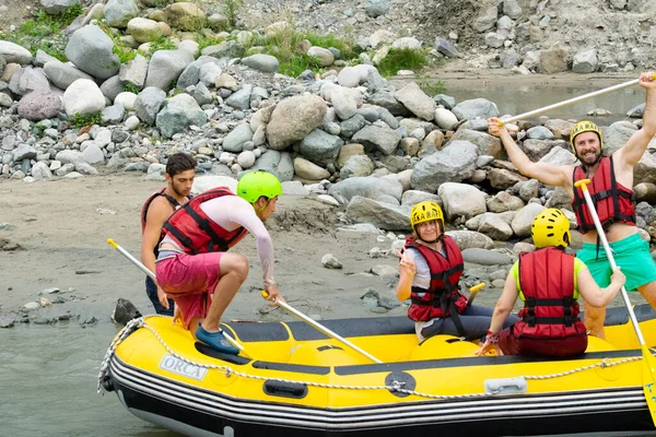 Rize, TURKEY - 30 Temmuz 2016: Gün batımında veya gün doğumunda rafting yaptıktan sonra kutlama yapan mutlu insanlar grubu.