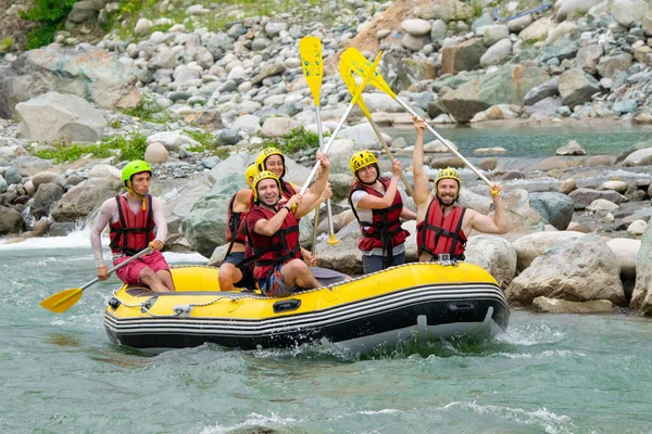 Rize, TURKEY - 30 Temmuz 2016: Gün batımında veya gün doğumunda rafting yaptıktan sonra kutlama yapan mutlu insanlar grubu.
