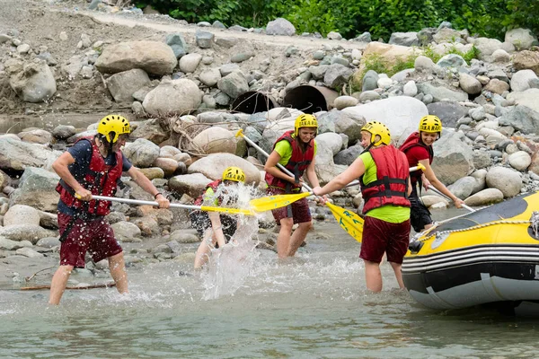Rize, TURKEY - 30 Temmuz 2016: Gün batımında veya gün doğumunda rafting yaptıktan sonra kutlama yapan mutlu insanlar grubu.