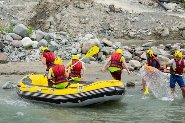 30 Temmuz 2016 'da Türkiye' nin Amlhemin kentinde Frtna Nehri 'nin akıntılarında rafting. Frtna Nehri Türkiye 'nin en popüler kirişlerinden biri.