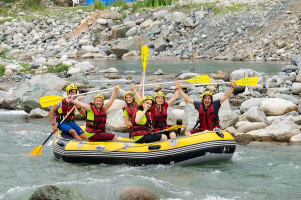 30 Temmuz 2016 'da Türkiye' nin Amlhemin kentinde Frtna Nehri 'nin akıntılarında rafting. Frtna Nehri Türkiye 'nin en popüler kirişlerinden biri.