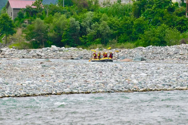 30 Temmuz 2016 'da Türkiye' nin Amlhemin kentinde Frtna Nehri 'nin akıntılarında rafting. Frtna Nehri Türkiye 'nin en popüler kirişlerinden biri.