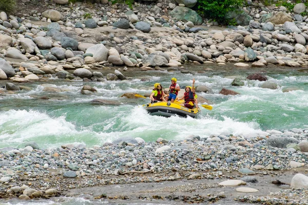30 Temmuz 2016 'da Türkiye' nin Amlhemin kentinde Frtna Nehri 'nin akıntılarında rafting. Frtna Nehri Türkiye 'nin en popüler kirişlerinden biri.