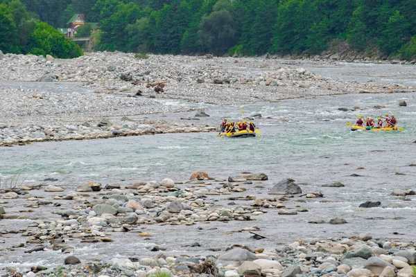 30 Temmuz 2016 'da Türkiye' nin Amlhemin kentinde Frtna Nehri 'nin akıntılarında rafting. Frtna Nehri Türkiye 'nin en popüler kirişlerinden biri.