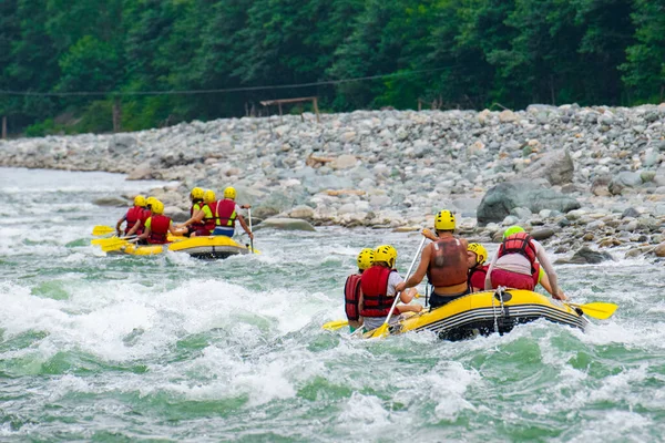 Gruppen Von Menschen Booten Beim Rafting Rauer Strömung Stromschnellen Auf — Stockfoto