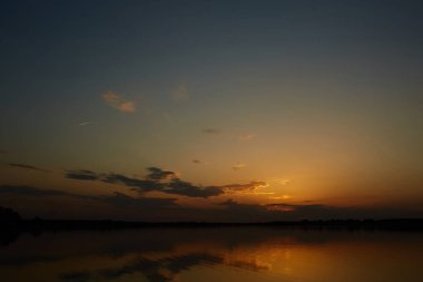 Gölün üzerinde gün batımı