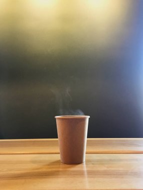 Kafede ahşap masaya gitmek için kahve tek kullanımlık kağıt fincan.