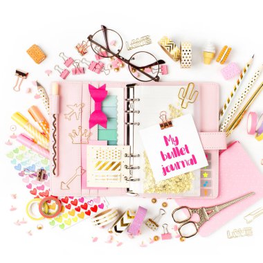 Okul hazırlıkları, eğitim nesneleri, üstten görünüm 