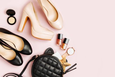 Moda kadın modayken aksesuarları. Düz yatıyordu, en iyi görünümü.